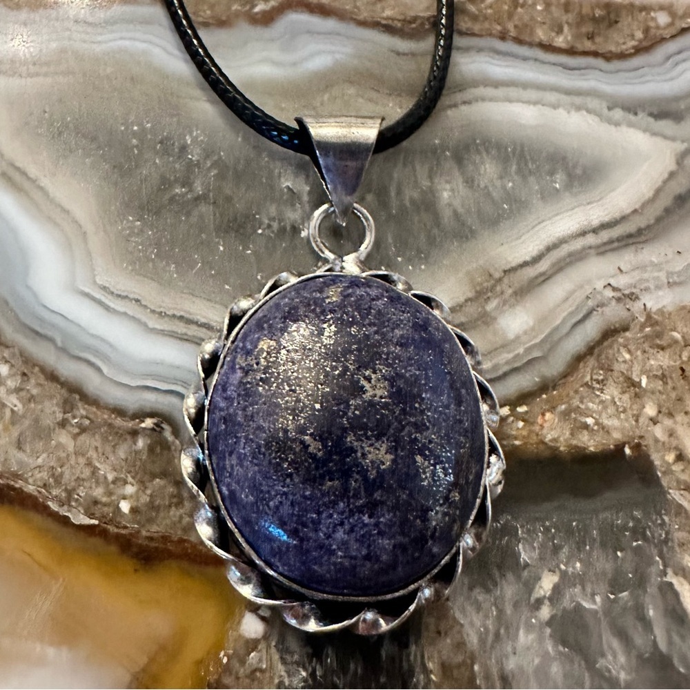 2194 Stunning Silver and Purple Pendant Necklace